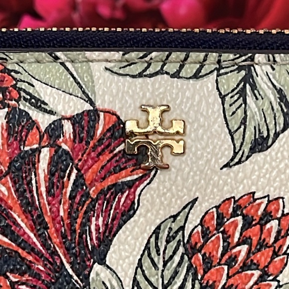 Tory Burch Zip Continental wallet - Sage color - GUC 🎁 - Picture 5 of 12